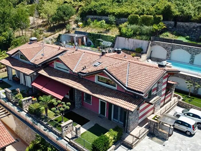 Casa con 6 locali in vendita in Belvedere, Capriolo