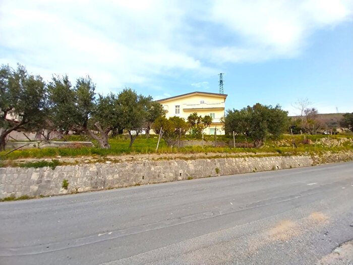 Casa con 5 locali in vendita in Paola