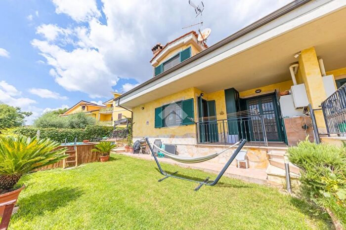 Casa quadrilocale in vendita in Via Lago di Como, Guidonia Montecelio