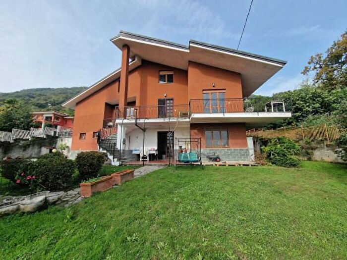 Casa con 6 locali in vendita in Via Lugnacco, Loranze