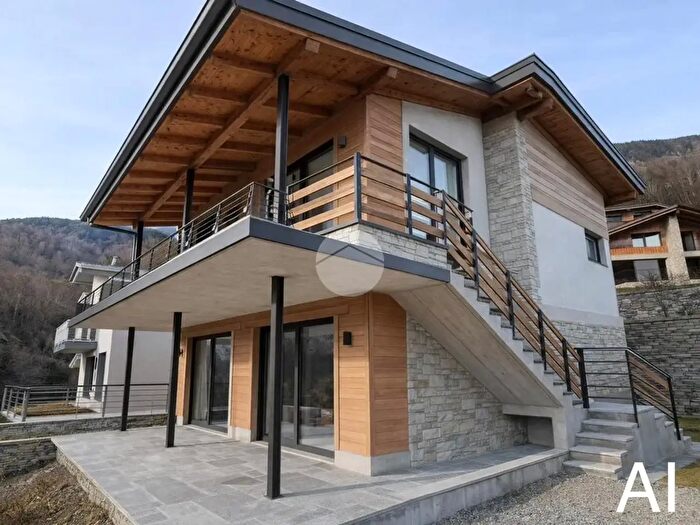 Casa con 6 locali in vendita in Via Palardo, Borno