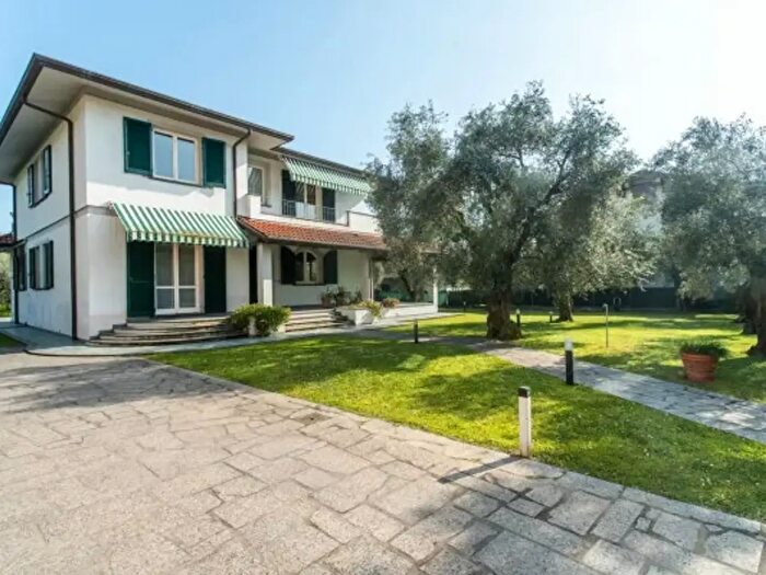 Casa con 6 locali in vendita in Via Giosuè Carducci, Massa