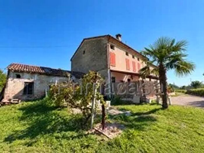 Casa con 10 locali in vendita in Novellara