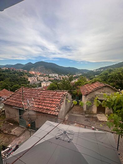 Casa quadrilocale in vendita in Salita San Giacomo di Molassana, Genova