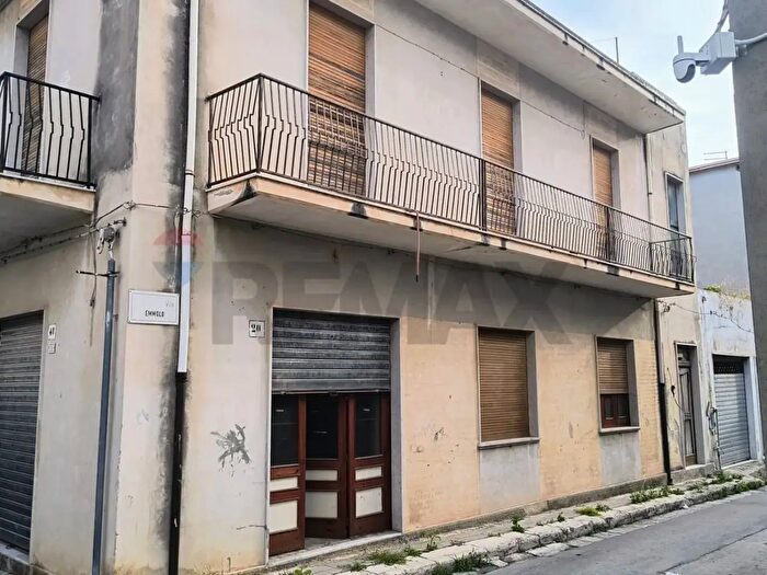 Casa con 5 locali in vendita in Via Emmolo, Rosolini