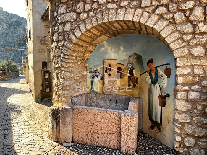 Casa con 6 locali in vendita in Arco