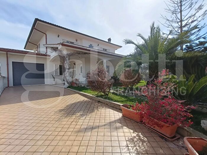 Casa con 5 locali in vendita in Via Sezze, Anzio