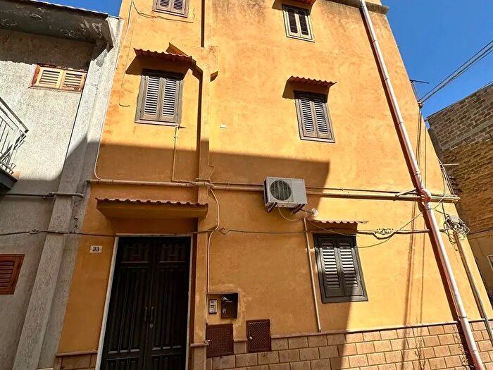 Casa con 8 locali in vendita in Via Ferrara, Ribera