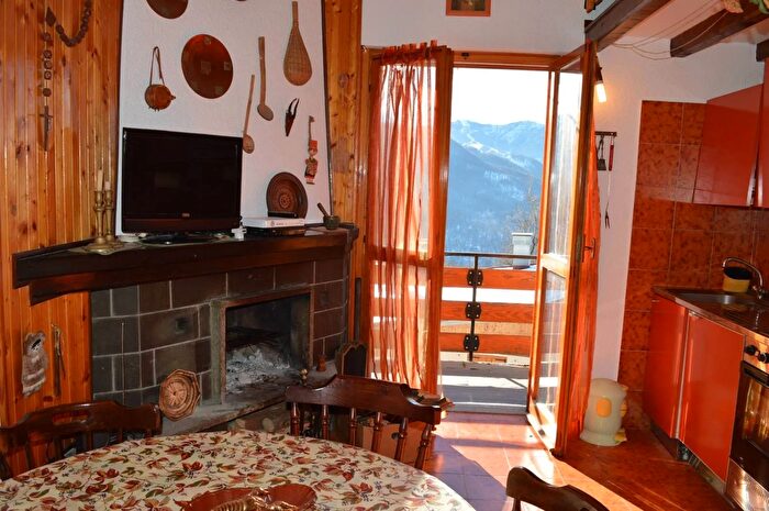 Appartamento trilocale in vendita in Via Giangirone Roburent, Roburent