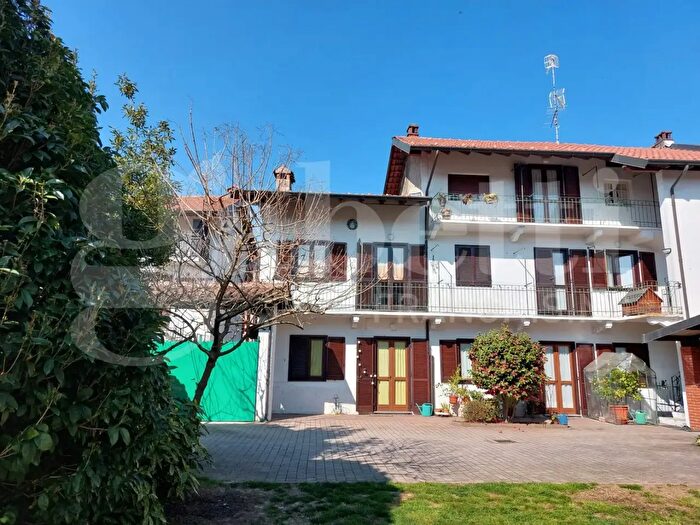 Casa con 8 locali in vendita in Via Madonna, Varallo Pombia