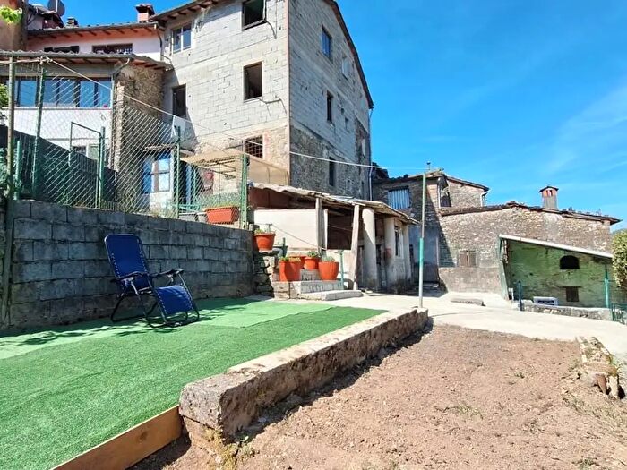Casa con 8 locali in vendita in Bagni Di Lucca