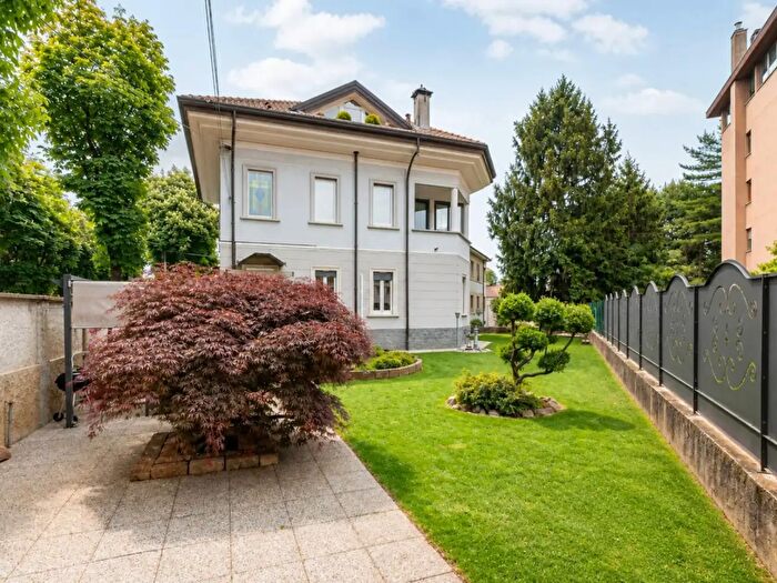 Casa con 9 locali in vendita in Viale Giuseppe Borri, Busto Arsizio