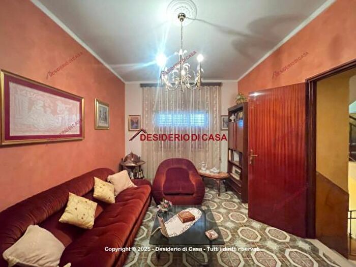 Casa con 6 locali in vendita in Via Giglio, Gratteri