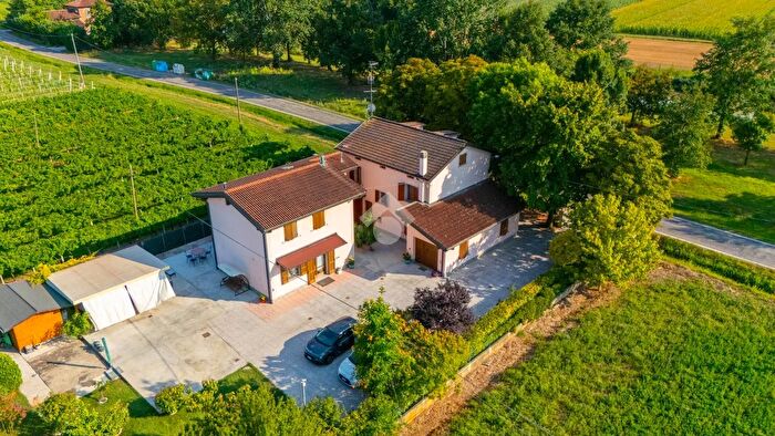 Casa con 9 locali in vendita in Str dei Boschi, Novellara