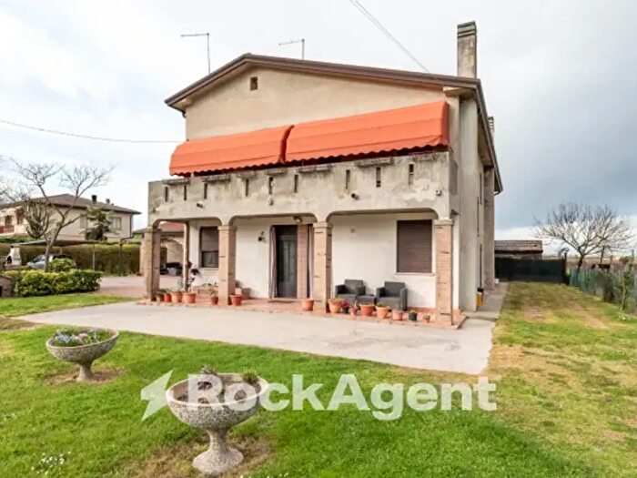 Casa con 6 locali in vendita in Via Argine Sinistro, Correzzola