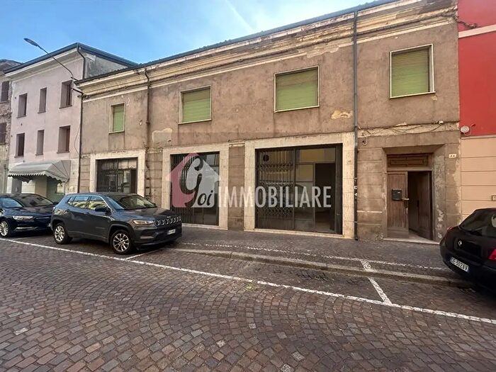Casa con 10 locali in vendita in Via Porzio, Casalmaggiore