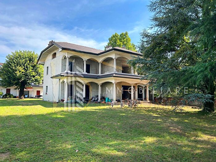 Casa con 8 locali in vendita in Via Birago, Misinto