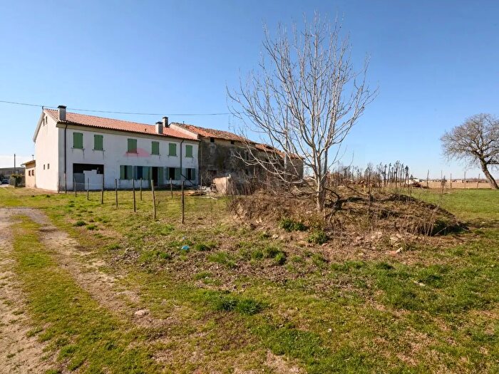 Casa con 11 locali in vendita in Via Gioberti, Viadana