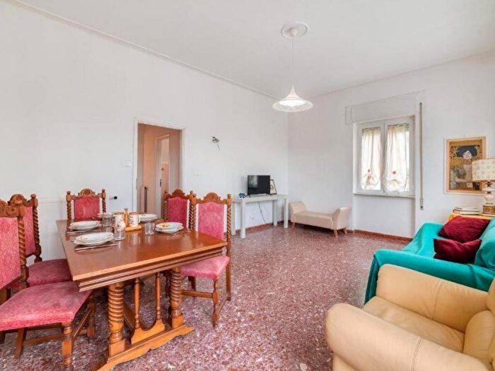 Appartamento trilocale in affitto in Via Francesco Gasparini, Lido di Camaiore, Camaiore