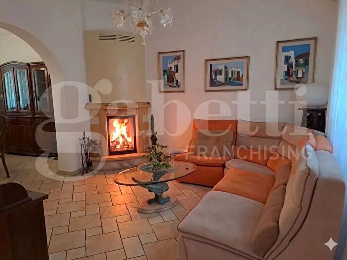 Casa con 9 locali in vendita in Via Calatafimi, Comacchio