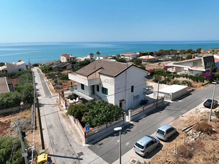 Casa con 6 locali in vendita in Via Cefalù, Modica