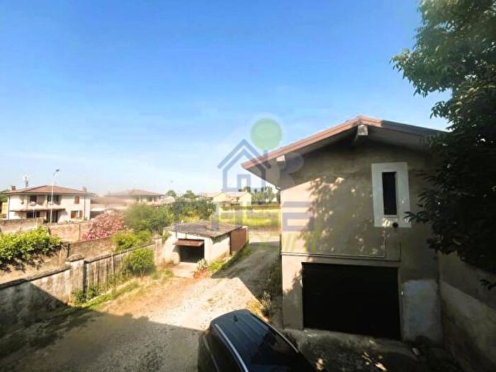 Appartamento quadrilocale in vendita in Vicolo Oca Bertana, Redondesco