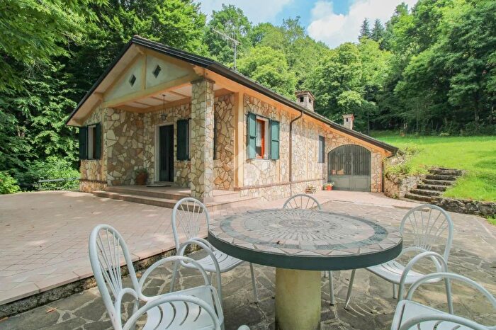 Casa quadrilocale in vendita in Via Val di Sur, Gardone Riviera