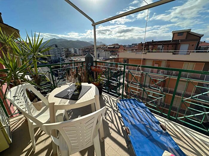 Appartamento con 5 locali in vendita in Via Nino Bixio, Albenga