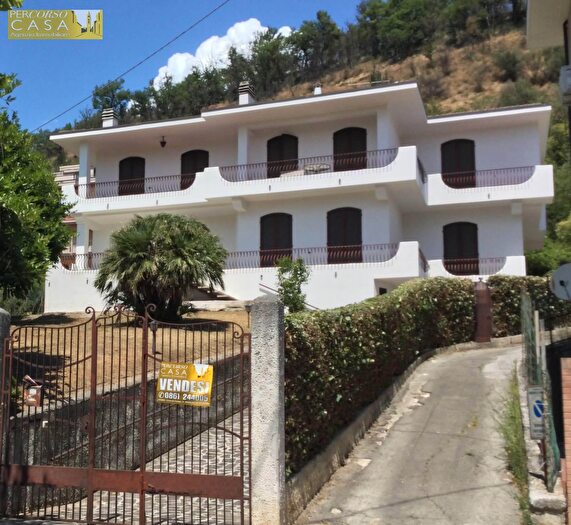 Appartamento con 8 locali in vendita in in Villa Bifamiliare in Via Duca degli Abruzzi, Montorio Al Vomano