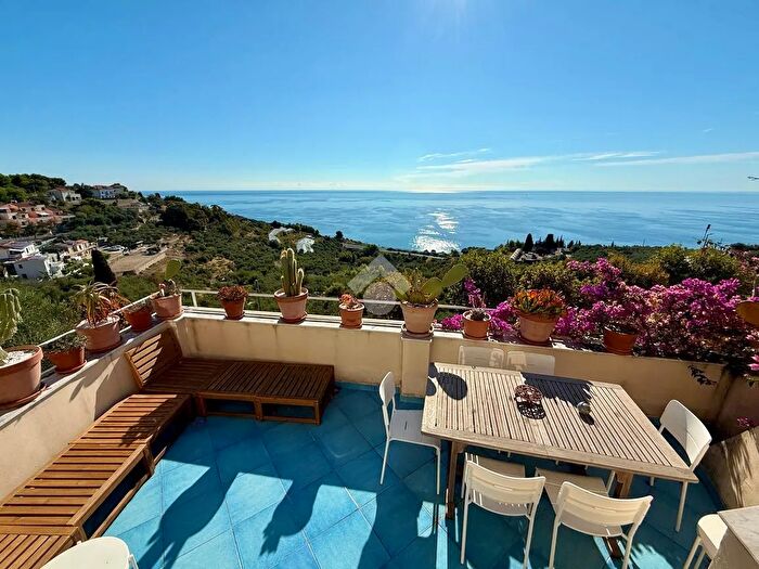 Casa con 6 locali in vendita in Via XX Settembre, Cipressa