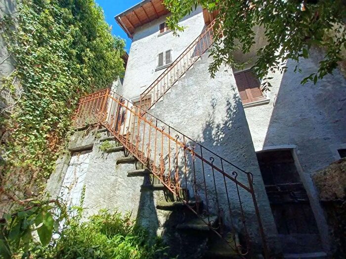 Casa con 9 locali in vendita in Dongo