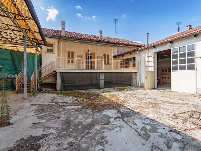 Casa con 8 locali in vendita in Via Luisia, Vigone