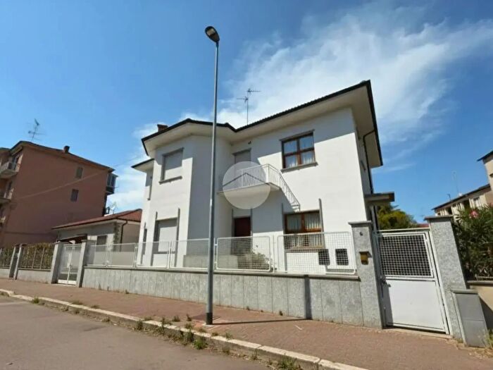 Casa con 6 locali in vendita in Via Giovanni Boccaccio, Vercelli