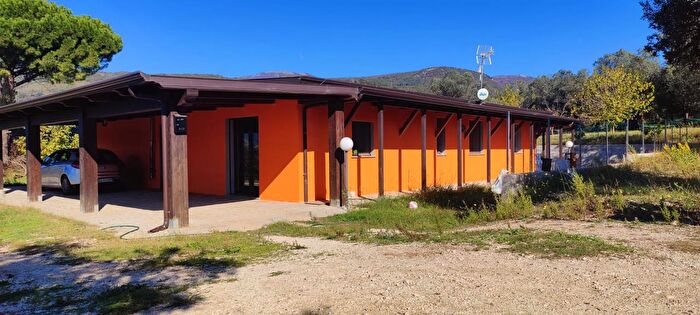 Casa con 6 locali in vendita in Via Ss Varano, Campagna