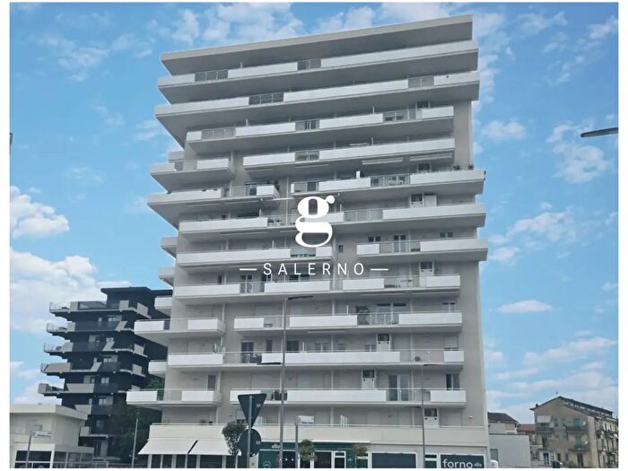Appartamento trilocale in vendita in Via Raffaella La Crociera, Salerno