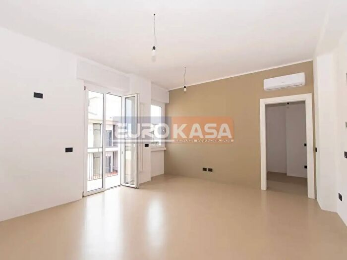 Appartamento trilocale in vendita in Via Martiri di Cefalonia, Bergamo