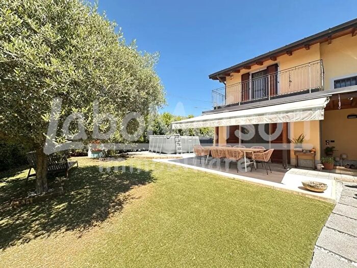 Casa trilocale in vendita in Via Rebuschini, Besozzo