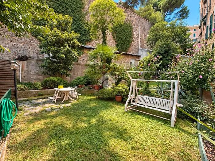 Appartamento con 9 locali in vendita in Via Caffaro, Genova