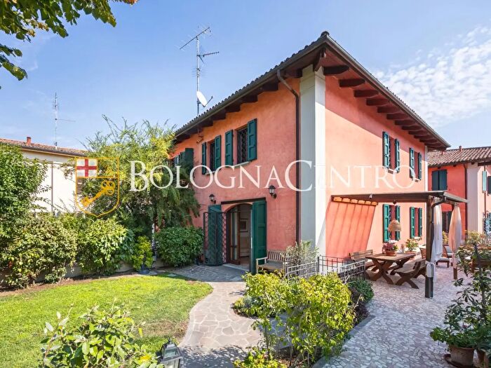 Casa con 8 locali in vendita in Via Giorgione, Bologna