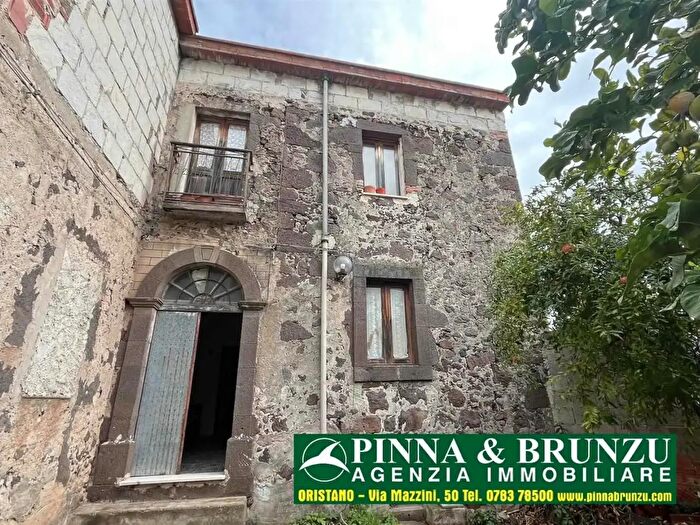 Casa con 6 locali in vendita in Via Cavour, Seneghe