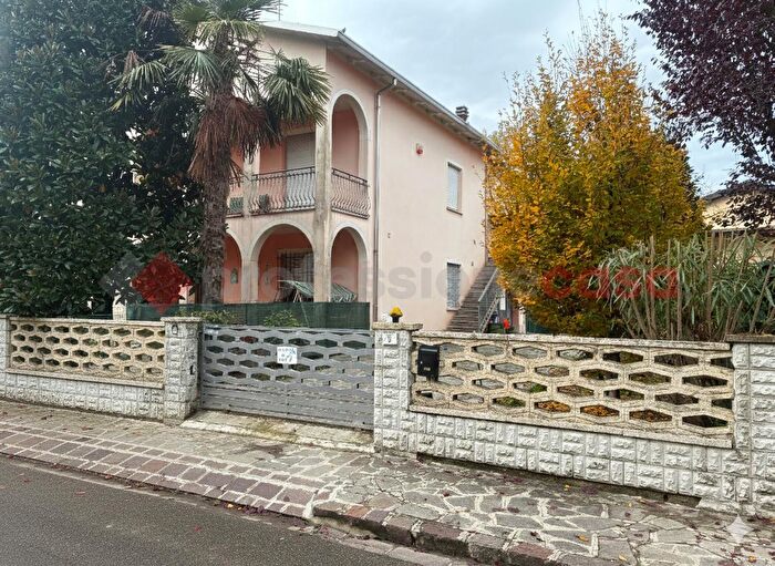 Casa quadrilocale in vendita in Via del Sole, Carpi