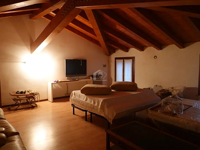 Casa con 5 locali in vendita in Motteggiana