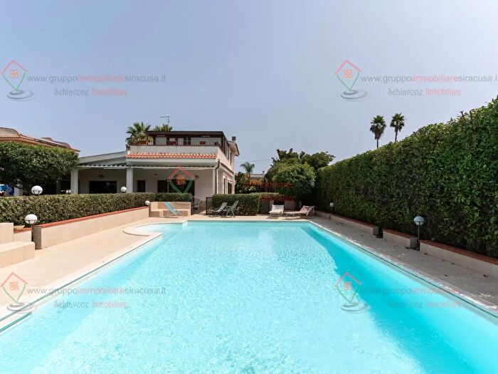 Casa con 7 locali in vendita in Siracusa