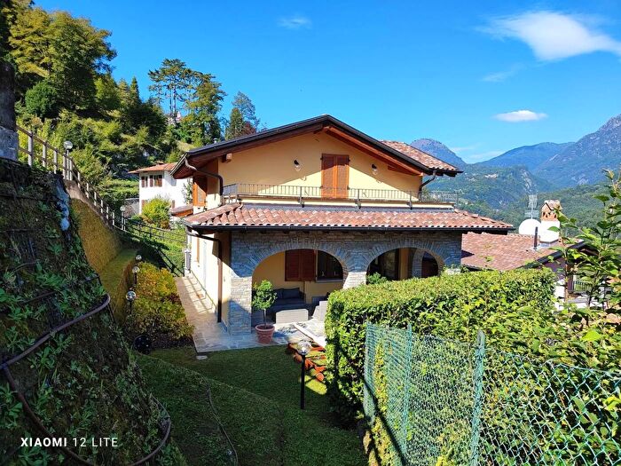 Casa con 6 locali in vendita in Via Padre Giovan Battista Pigato Menaggio, Menaggio