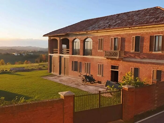 Casa con 12 locali in vendita in Via Roma, Villadeati