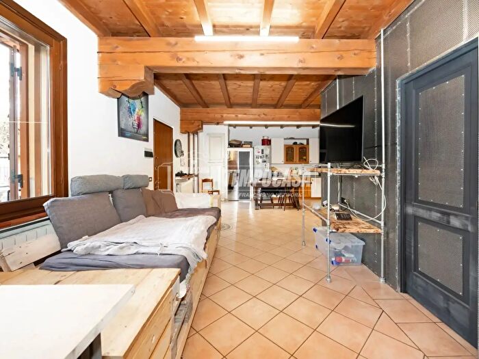 Appartamento trilocale in vendita in Vicolo Trento, Capriate San Gervasio