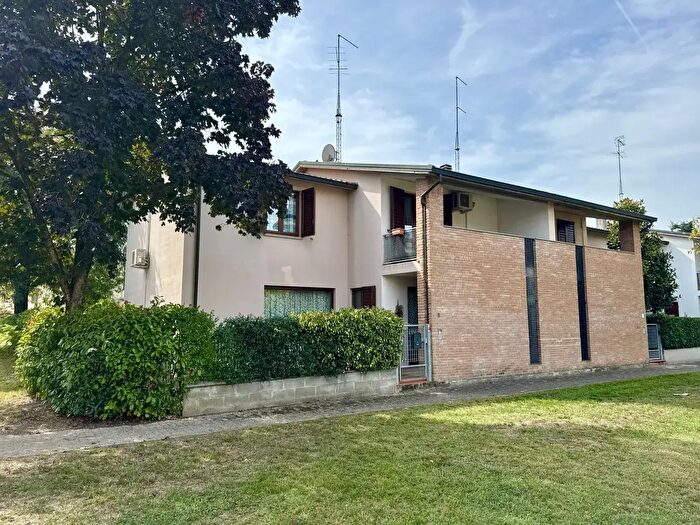 Casa con 6 locali in vendita in Via Monte Borgognone, Parma