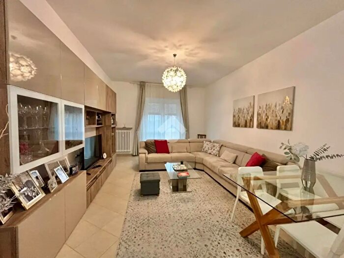 Appartamento quadrilocale in vendita in Strada Gilardengo, Novara