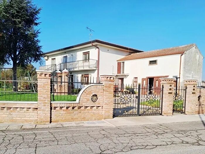 Casa con 13 locali in vendita in Papozze