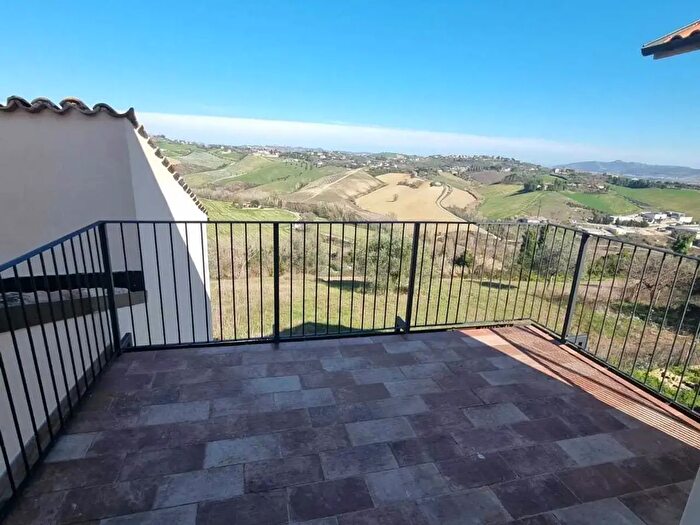 Casa con 7 locali in vendita in Castel Di Lama